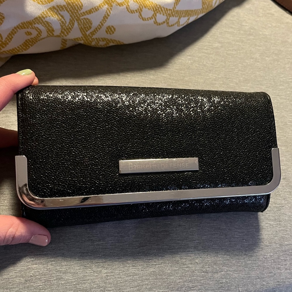 Damsel in Defense RDIF blocking wallet.